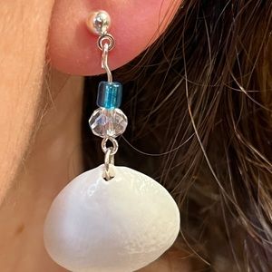 Beautifull seashells earrings, white color with blue  and white bead